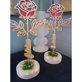 Rose en bois sur support