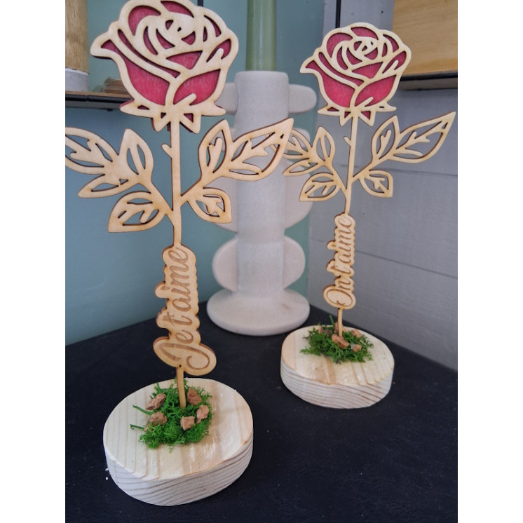 Rose en bois sur support