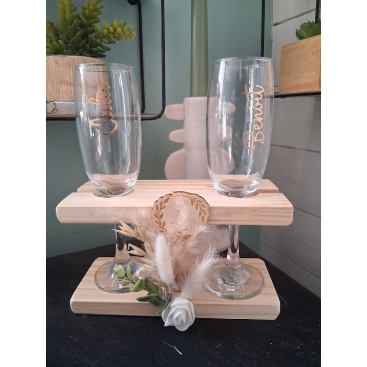 Verre à champagne et fleurs